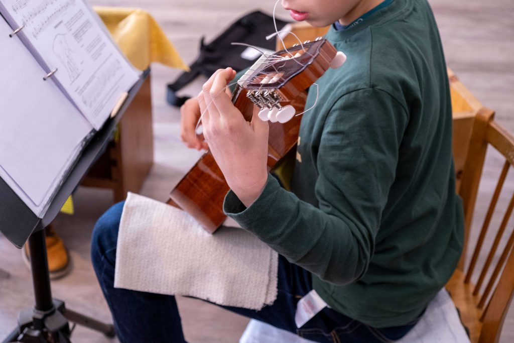 jeune guitariste devant une partition