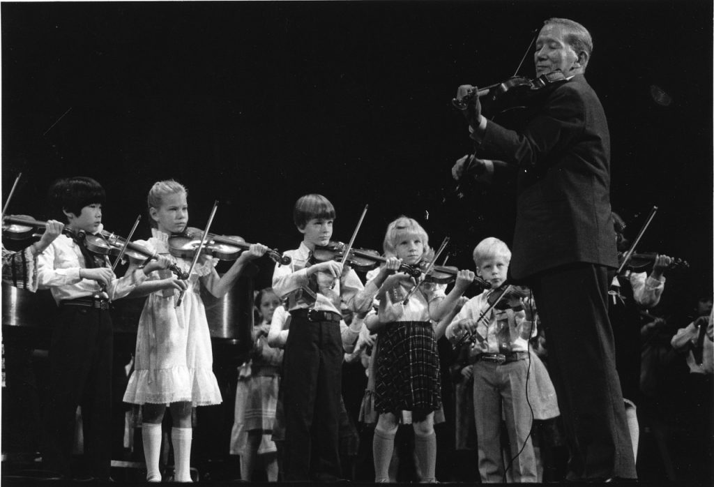 Docteur Suzuki lors d'un cours de violon