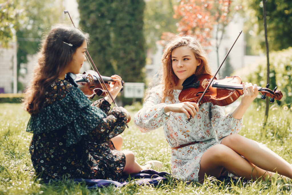 filles jouant du violon avec plaisir dans la nature