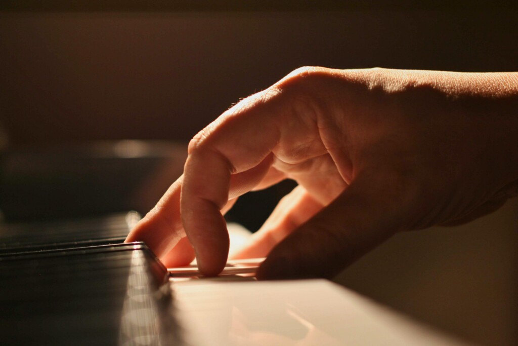 main sur un piano pendant un cours