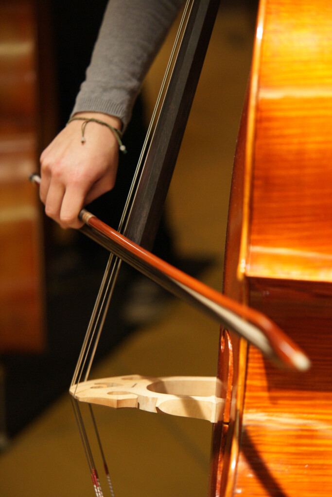 élève pendant un cours de violoncelle