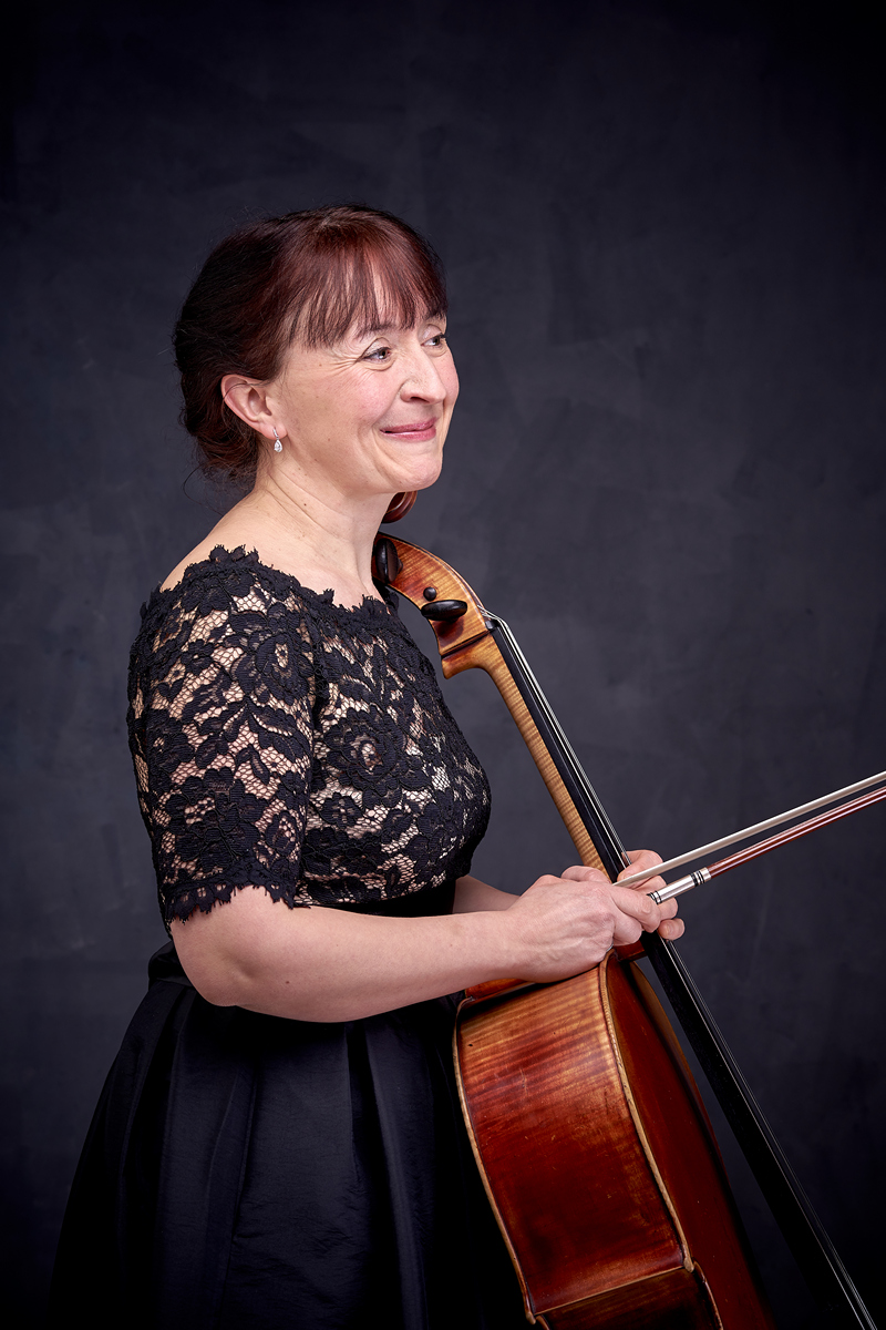 professeur avec son violoncelle